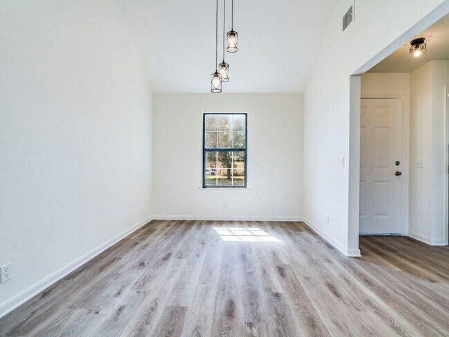 Building Photo - 223 Evergreen Cir