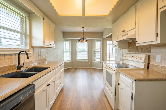 Building Photo - Charming 3-Bedroom, 2-Bath Home in Broken ...
