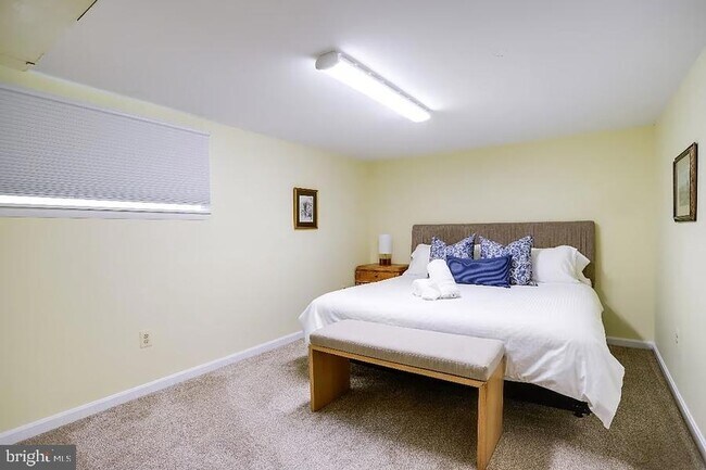 Building Photo - 9724 Admiralty Dr