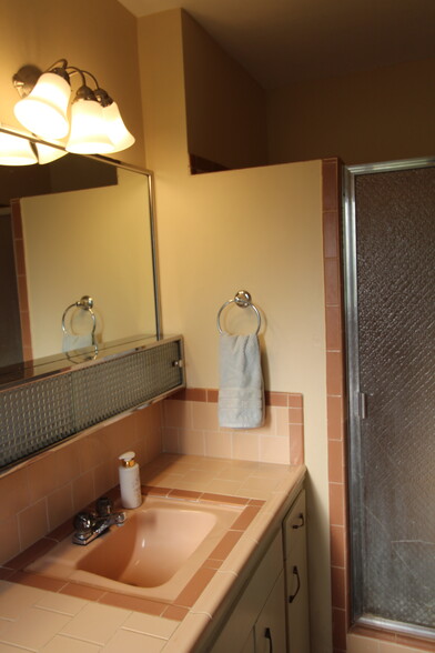 Building Photo - 453 Grandview Dr