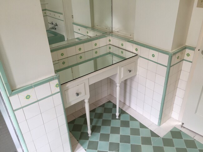 Vanity - 1054 Masselin Ave