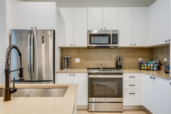 Building Photo - 800 Embassy Dr