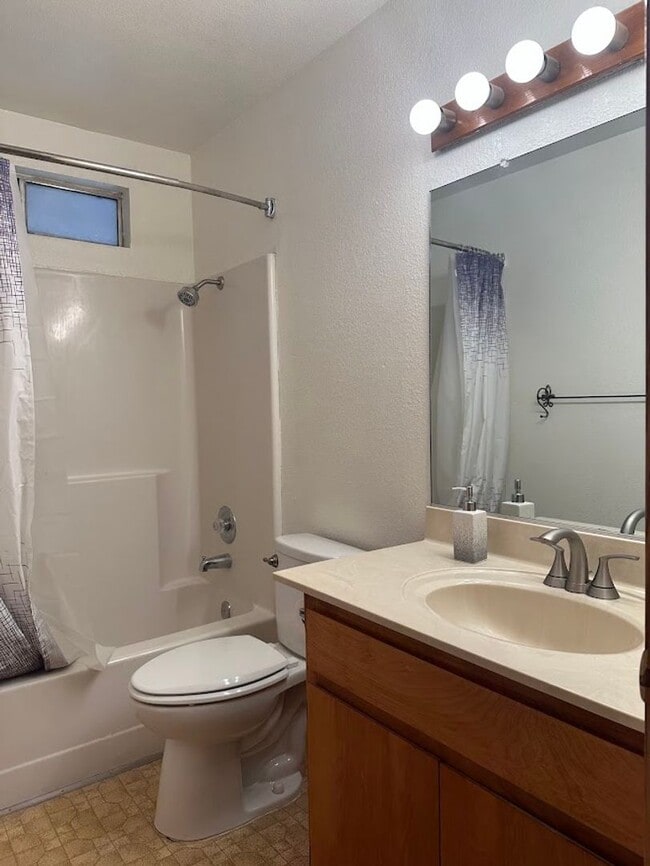 Building Photo - Move-in Special $200 off first months rent!