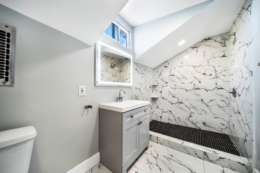 Bathroom - 1100 Coronado Ter