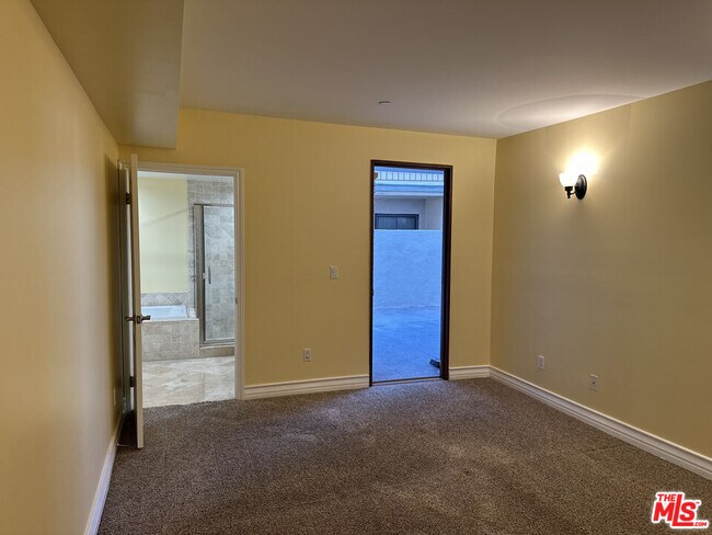 Building Photo - 122 N Clark Dr