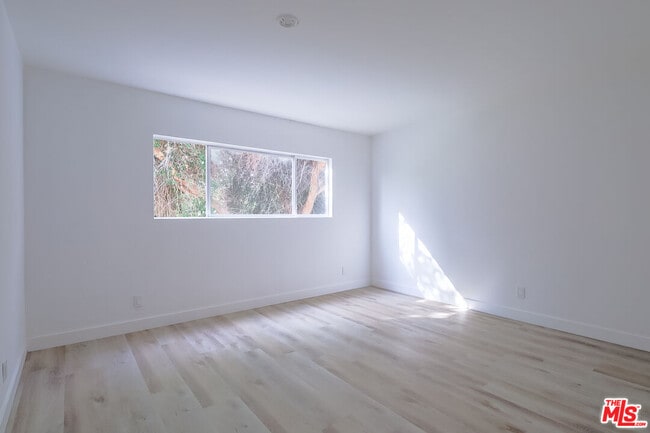 Building Photo - 823 S Detroit St