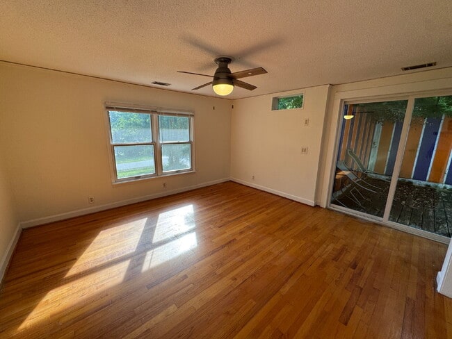 Building Photo - 4 bed & 3 full bath - Perfect for families and students