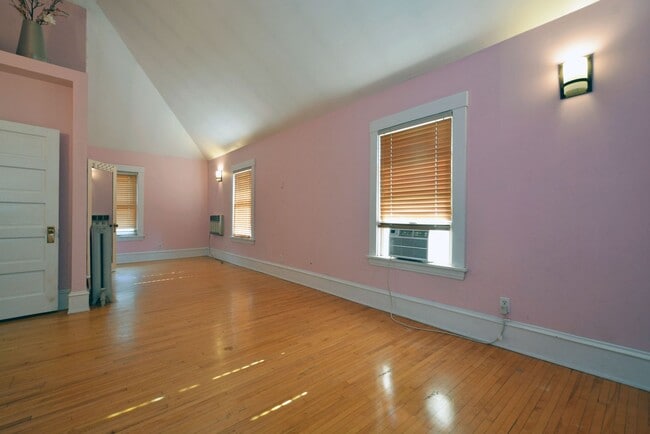 Building Photo - Beautiful 4-bedroom 2.5-bathoom - Great Lo...
