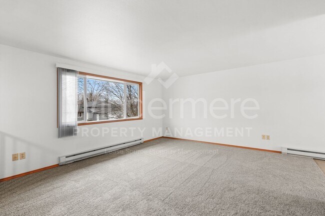 Building Photo - 4 BEDROOM AND 2 BATH VALLEY DUPLEX