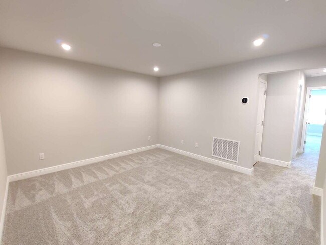 Building Photo - Beautiful 3-Bedroom Townhome in Gated Avea Pointe
