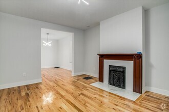 Building Photo - Newly renovated spacious high-ceilinged ho...