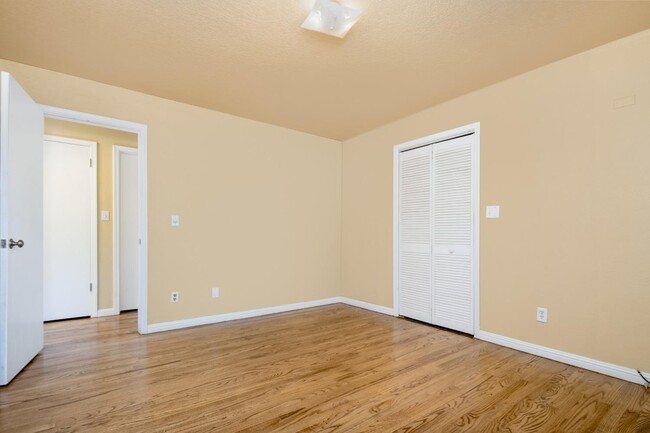 Building Photo - 110 Maryland Dr