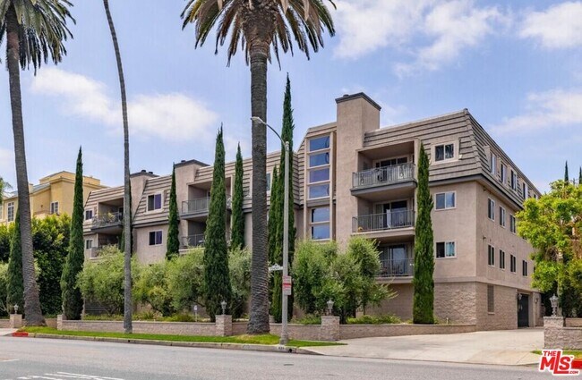 Building Photo - 439 N Doheny Dr