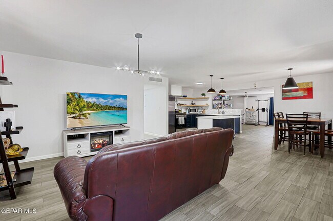 Building Photo - 9128 Diana Dr