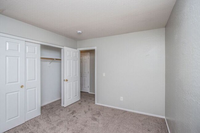 Building Photo - Welcome to this beautiful 4 bedroom, 3 bathroom home in San Tan Valley, AZ.