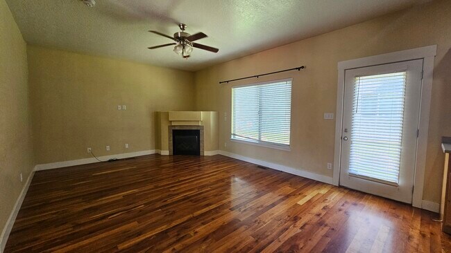 Building Photo - 2718 N Elm Dr