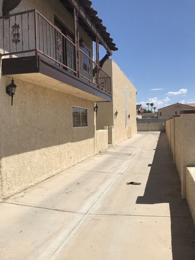 Building Photo - Spacious 3 bedroom, 3 bath, condo with a l...