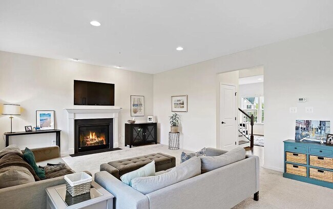 Building Photo - Beautifully maintained SFH in convenient F...