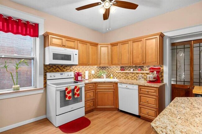 Building Photo - Fantastic 3bd/1.5ba home! Coming soon!