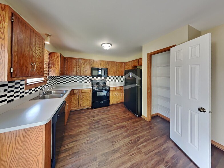 Building Photo - 6917 Monmouth Dr
