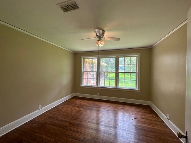 Building Photo - Great Brick Home