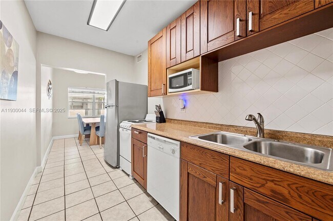 Building Photo - 1125 NE 5th Ave