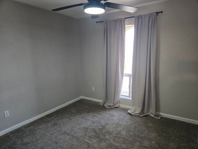 Building Photo - Coming Soon! ?Beautiful 4 bed, 2 bath Home, NO HOA! (Available 05/15/26)