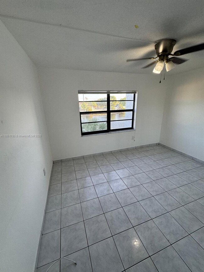 Building Photo - 1325 W 68th St