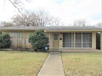 Building Photo - Adorable 2-bedroom/1-bath Duplex in Rosedale