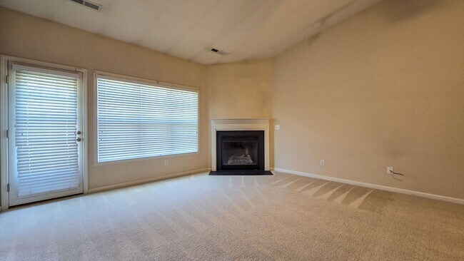 Building Photo - 4001 Parkview Ct