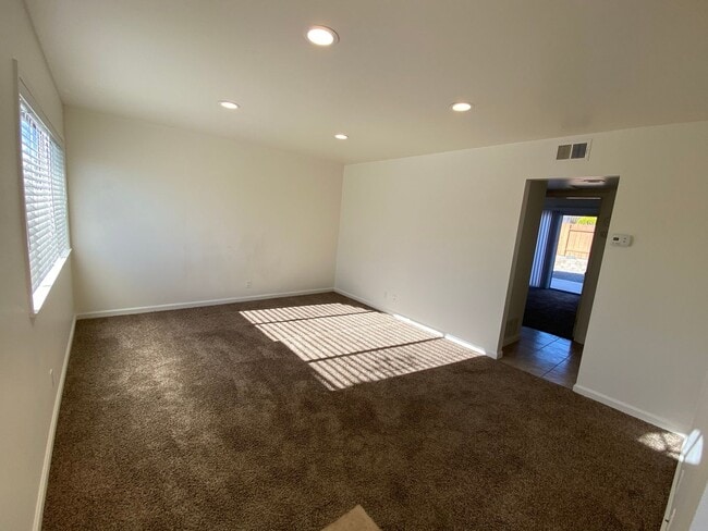 Building Photo - 55+ Community!! Adorable 2 bed 1 bath in t...