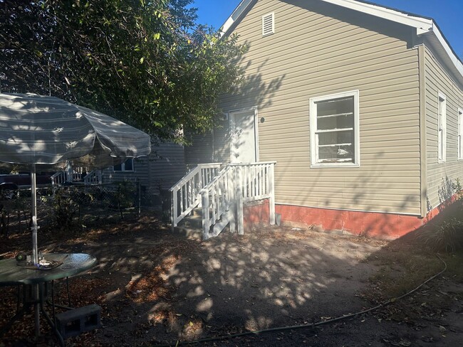 Building Photo - Lovely 2BR + office 1 BA Single family