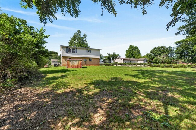 Building Photo - Pet Friendly Three Bedroom!