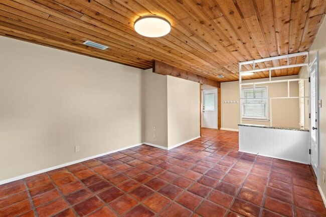 Building Photo - 701 E 46th St