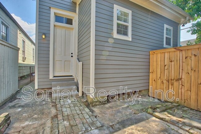 Building Photo - 3253 Annunciation St