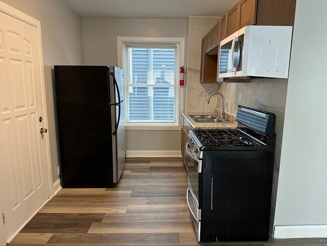 Building Photo - 4056 W Dickens Ave