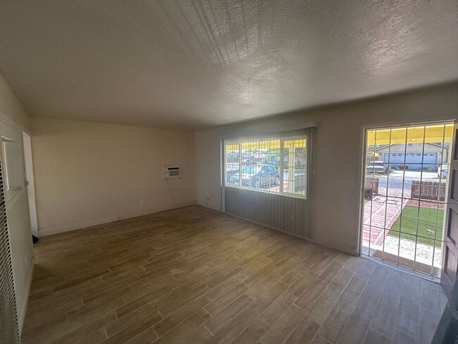 Building Photo - Updated charm and space in this 2 bedroom ...