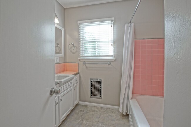 Building Photo - CHARMING, BRIGHT & AIRY HOLLYGLEN HOME W/ BEAUTIFULLY LANDSCAPED FRONT & REAR YARDS W/ PATIO BLOC...