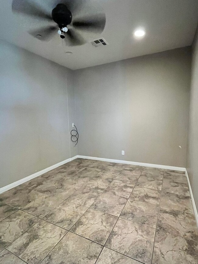 Building Photo - Beautiful Tri-level in Irvine!