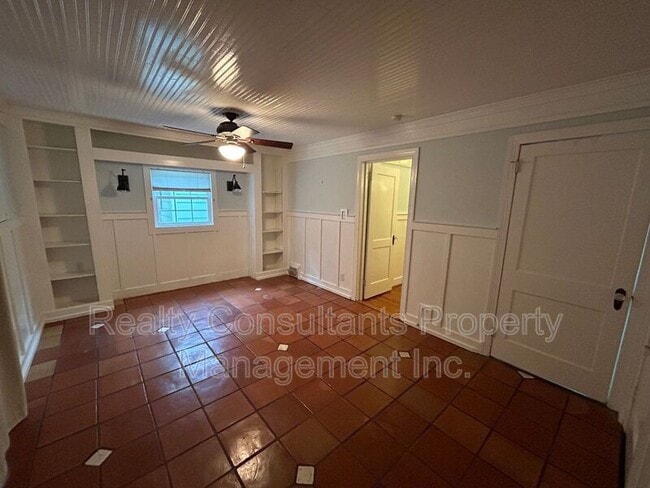 Building Photo - 2461 Lyndhurst Ave