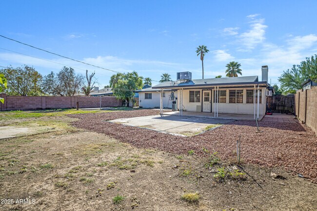 Building Photo - 110 W Del Rio Dr