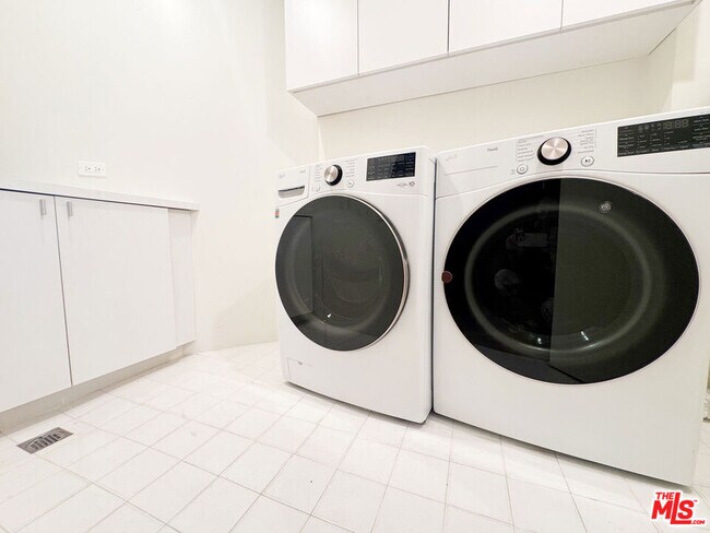 Building Photo - 3505 Ocean Front Walk