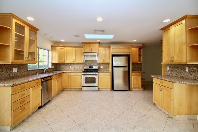 Building Photo - 4420 Lowell Ave