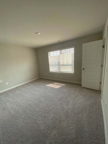 Building Photo - 3115 Lamond Dr