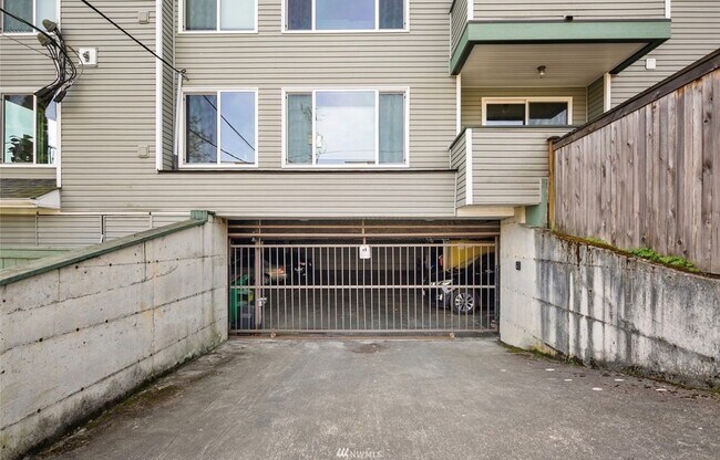 Building Photo - Updated, light flooded corner 1 bedroom 1 bath condo in Madison Valley