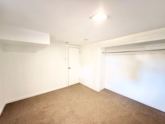 Building Photo - Ideal For Student Housing