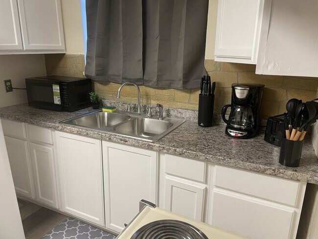 Building Photo - 380 S Wagon Wheel Dr