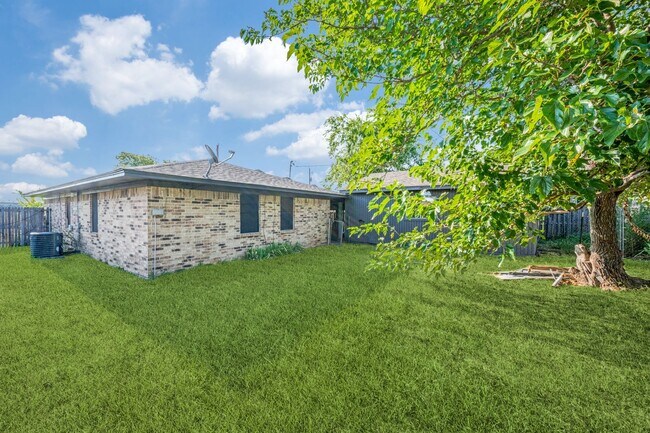 Building Photo - 705 N 1st St