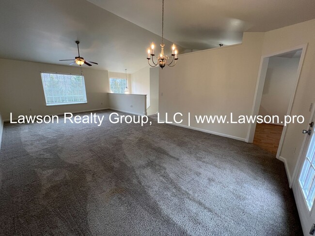 Building Photo - Spacious Split Level Home in Cave Spring