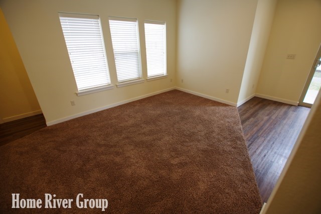 Building Photo - Beautiful 3 bed Townhome! Move In Ready!